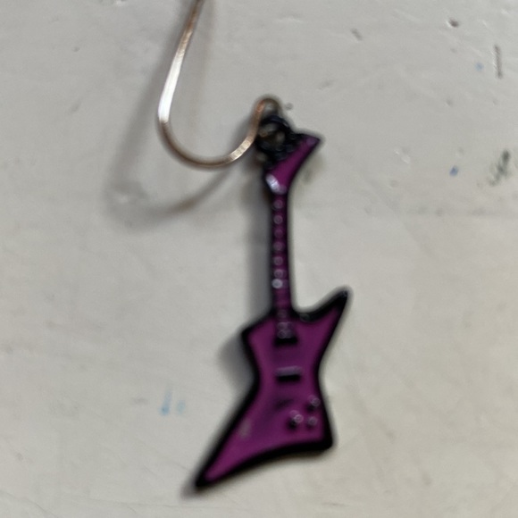 Fun vintage pink guitar earrings - Picture 2 of 9